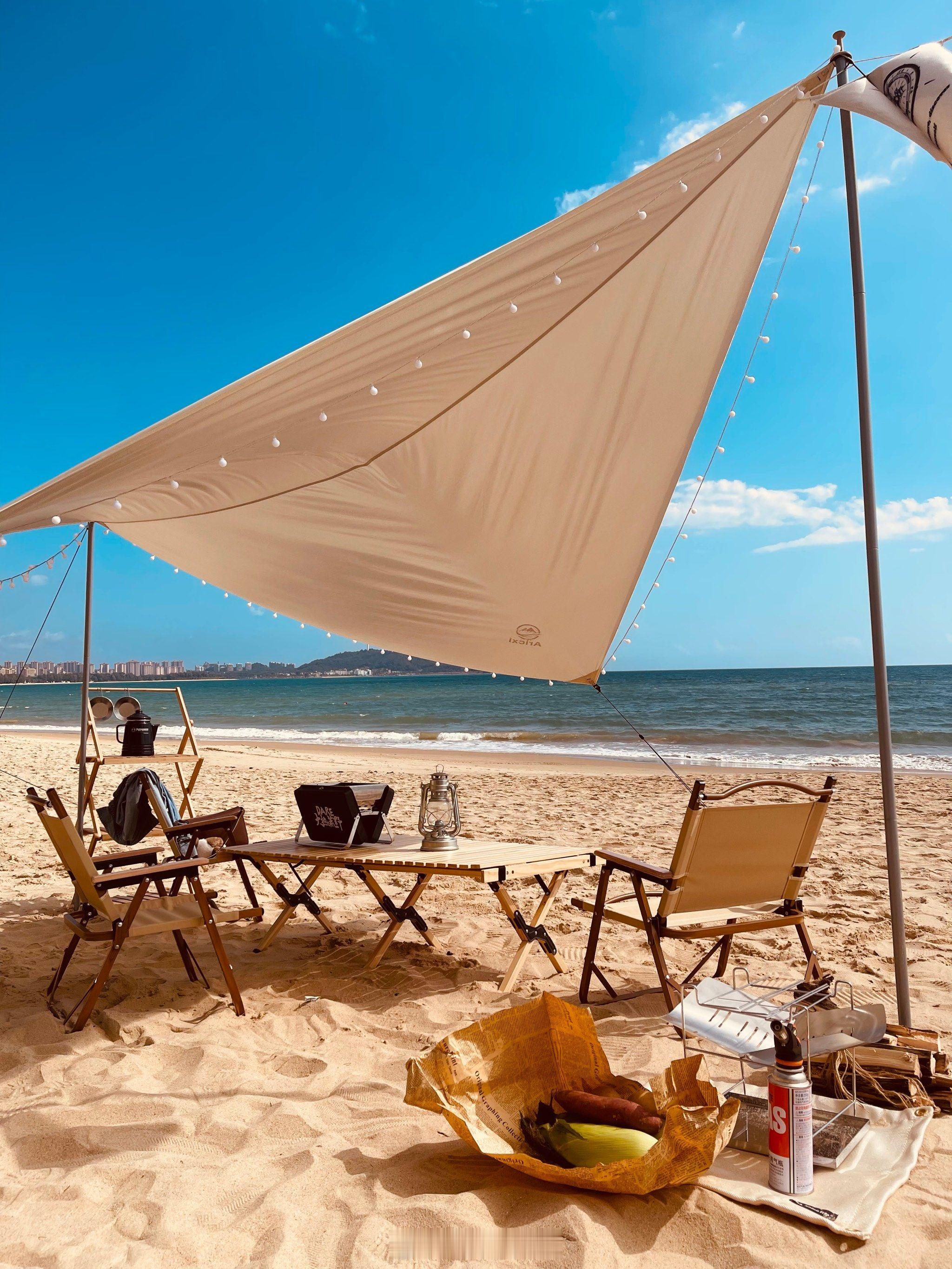 海边露营夜里会明显偏冷，尤其春秋和冬春季，昼夜温差大，海风一吹体感更凉。就算白天