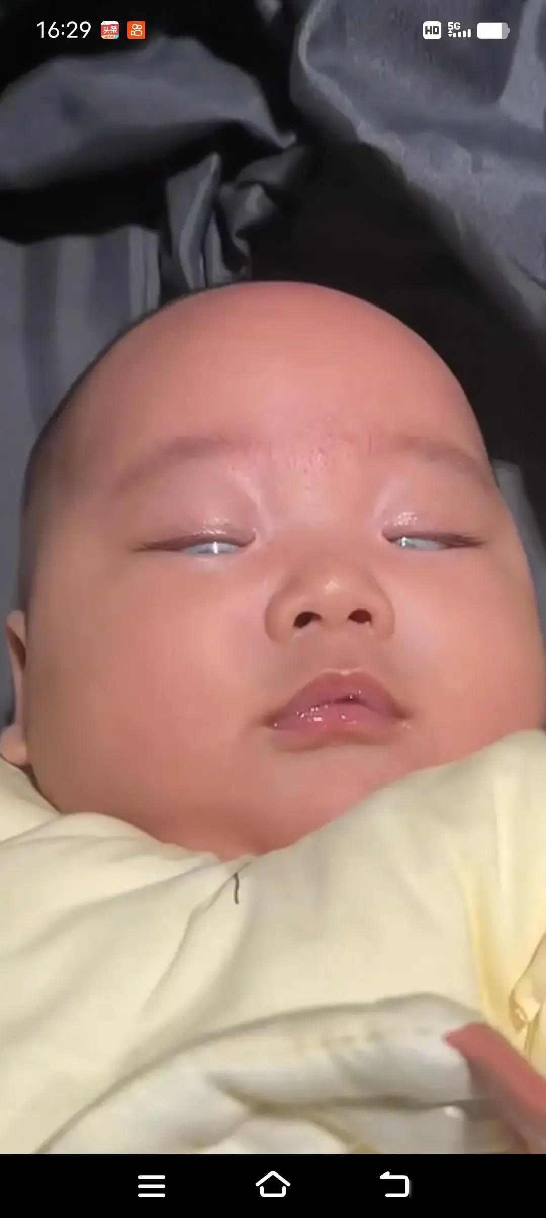 泪目！湖北襄阳的市里妇幼保健院，一对新手爸妈刚把孩子抱出来，护士发现宝宝眼睛浑浊