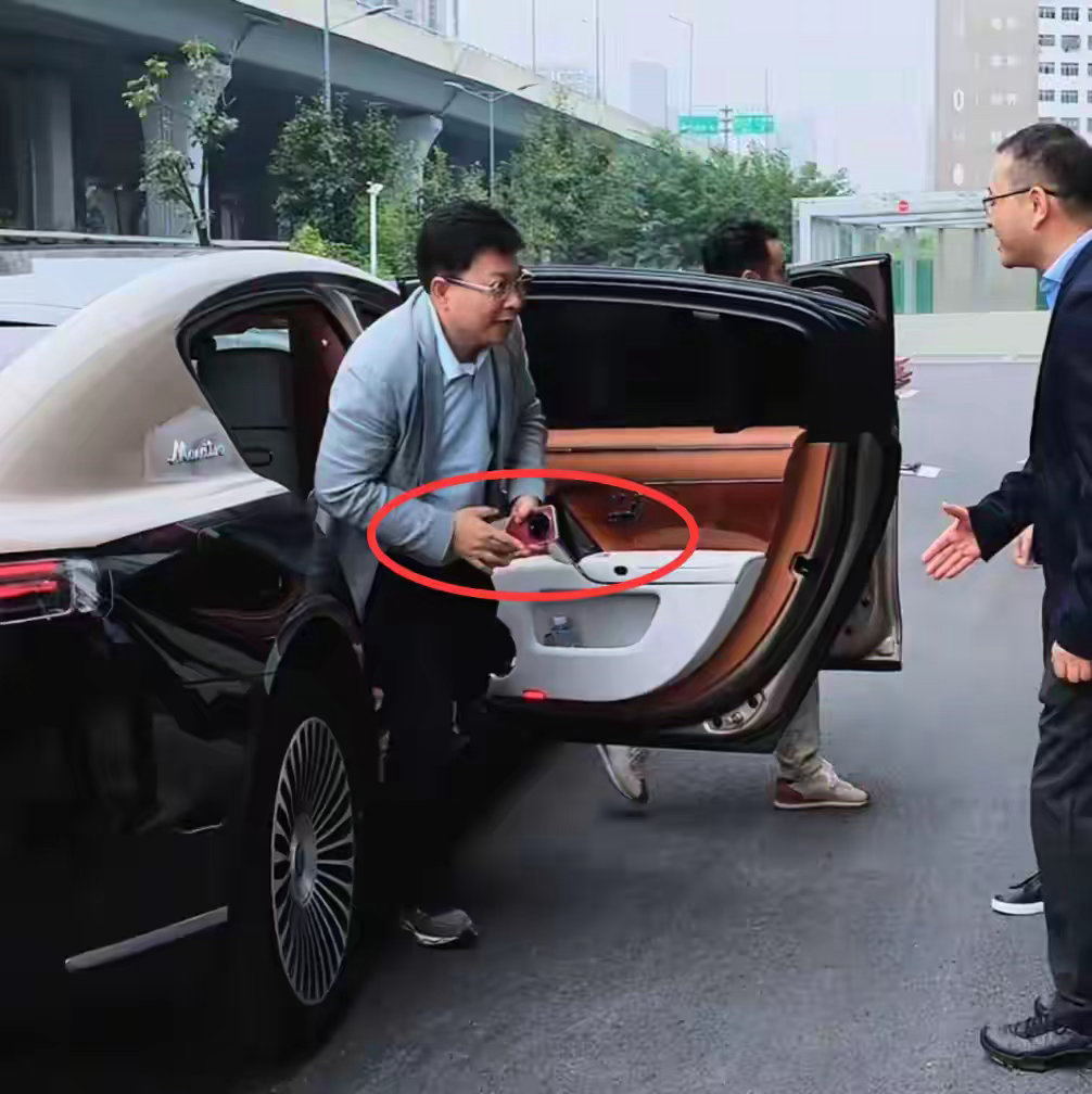 余总又被拍了全新Mate90RS长这样？红白双拼色是真高级啊～​