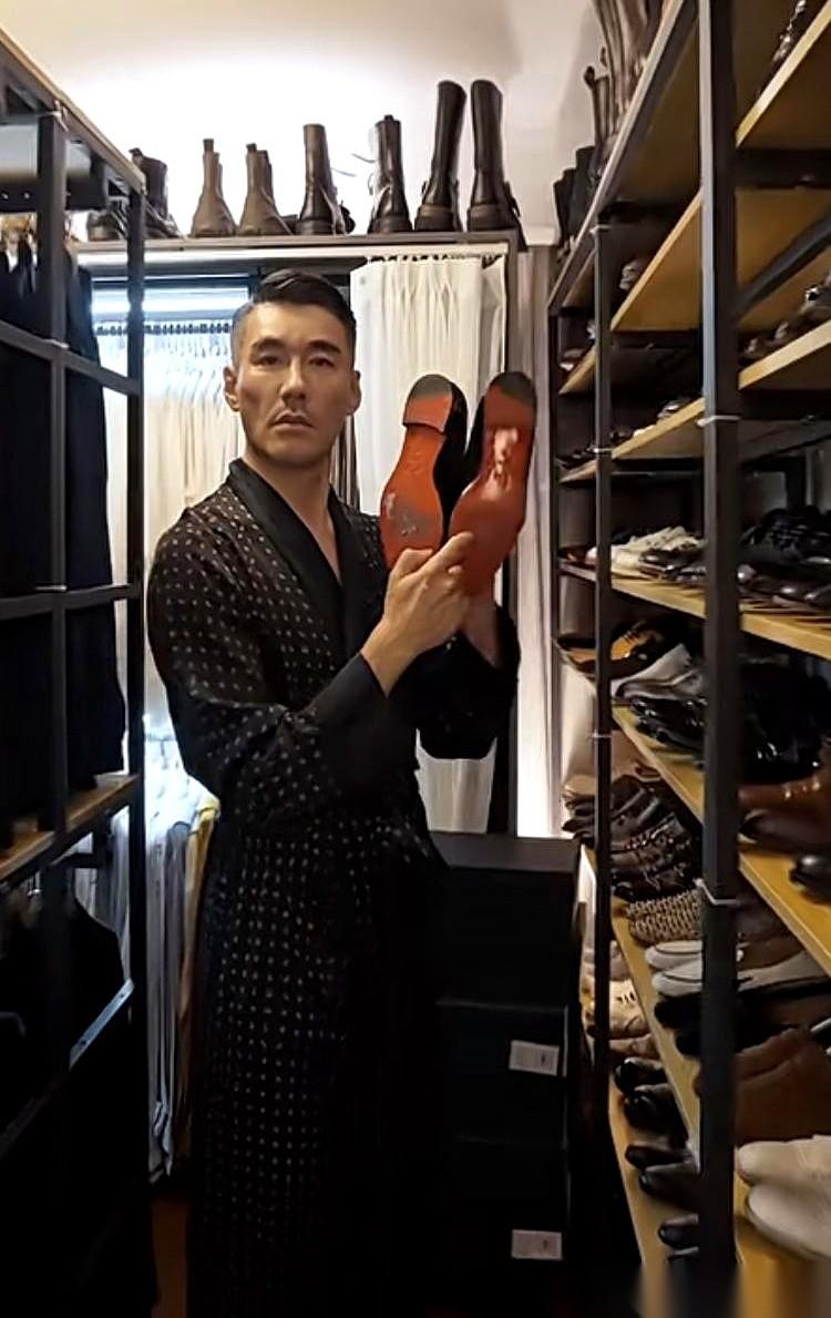 刷到胡兵的衣帽间,我滴个神,那哪是衣帽间,简直是个商场。然后就看到很多人骂他,