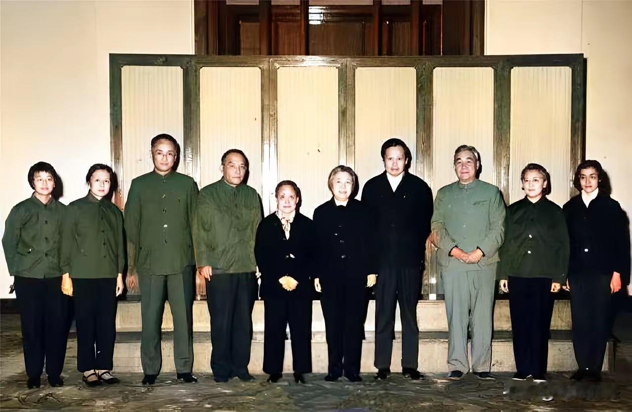 杨振宁先生在这张合影照片中，站在了邓颖超的身旁，但是在这张照片中，并没有看到周总