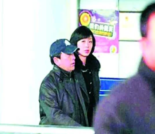 水均益和现任妻子都是才华横溢的人，虽然水均益比妻子大13岁，但他们看起来跟同龄人