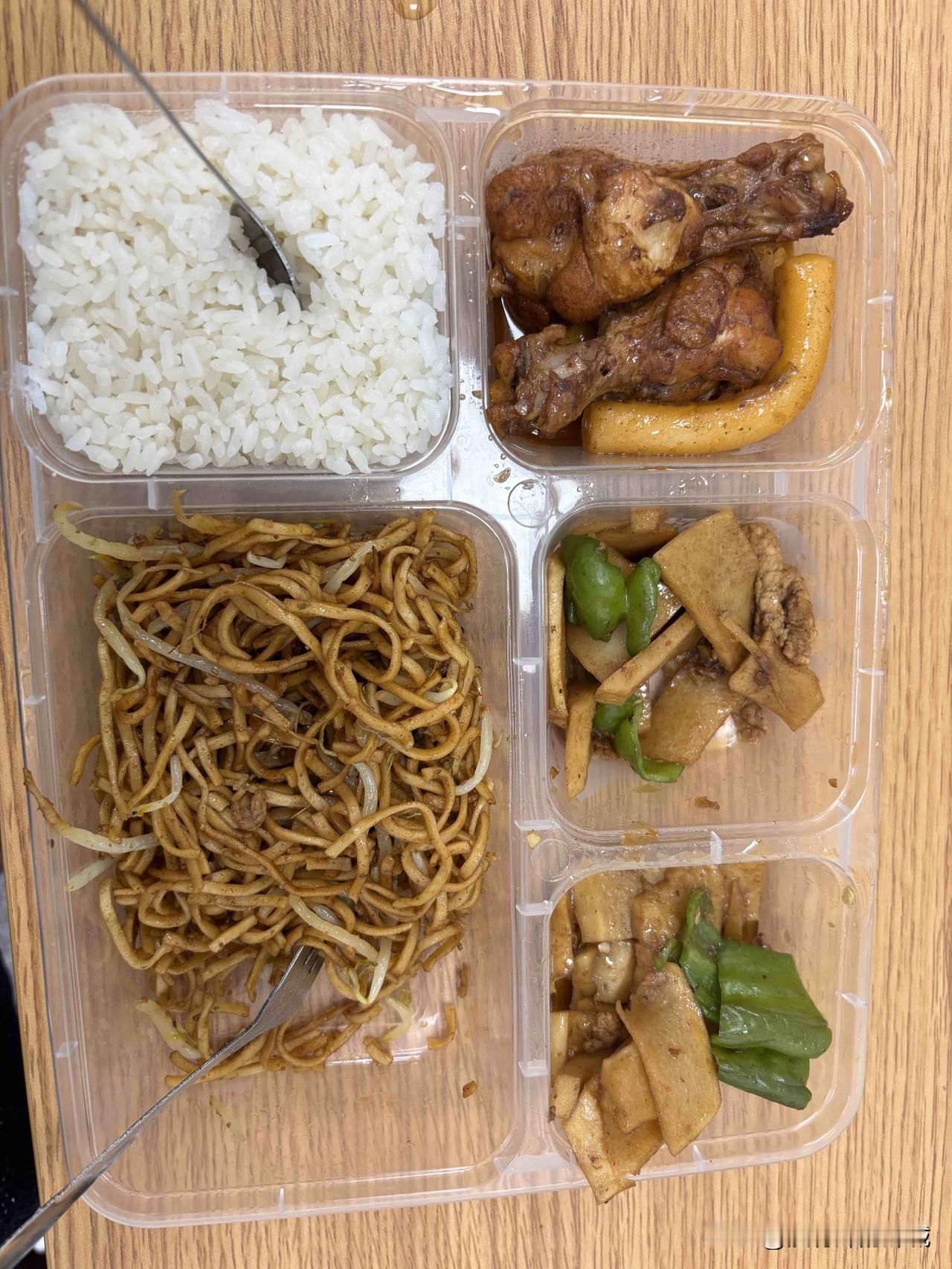 大家看看我们的小饭桌，15元钱的午饭，越来越吃不下去了。因为上班离家远，我们几