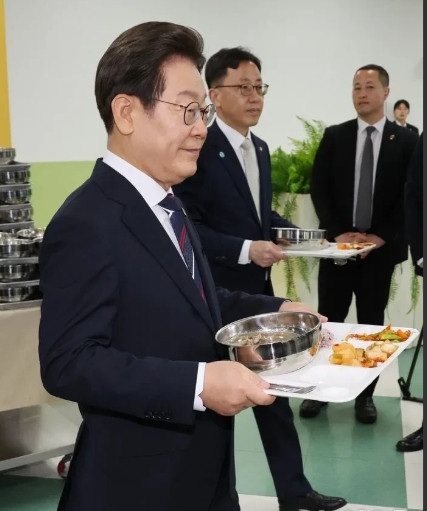 端着排骨汤的李在明。韩国国内最近几年特别流行吃二米饭，就是大米里添加紫米，走到哪