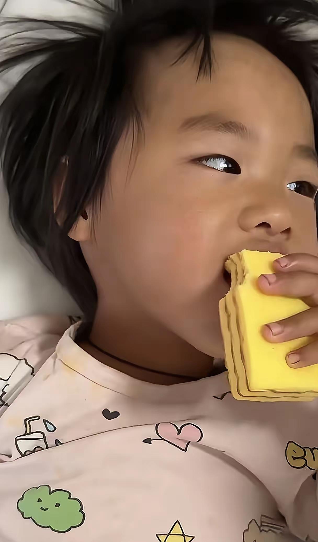 4岁丁一为何又上热搜？“孩子不是不想走，是还不能走。”把
