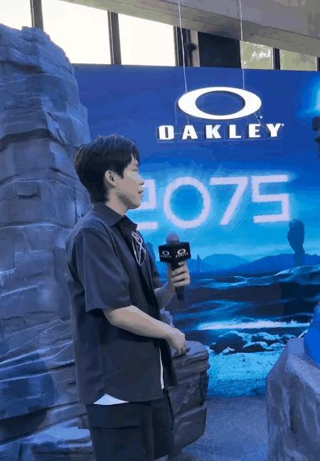 王楚钦戴墨镜帅到空气凝固现场尖叫声差点掀翻屋顶多哈夺冠48小时，欧克利官宣王