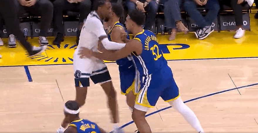 给所有人三次机会？让你们来判断，这回合到底是谁犯规了？如果你认为是麦丹犯规了