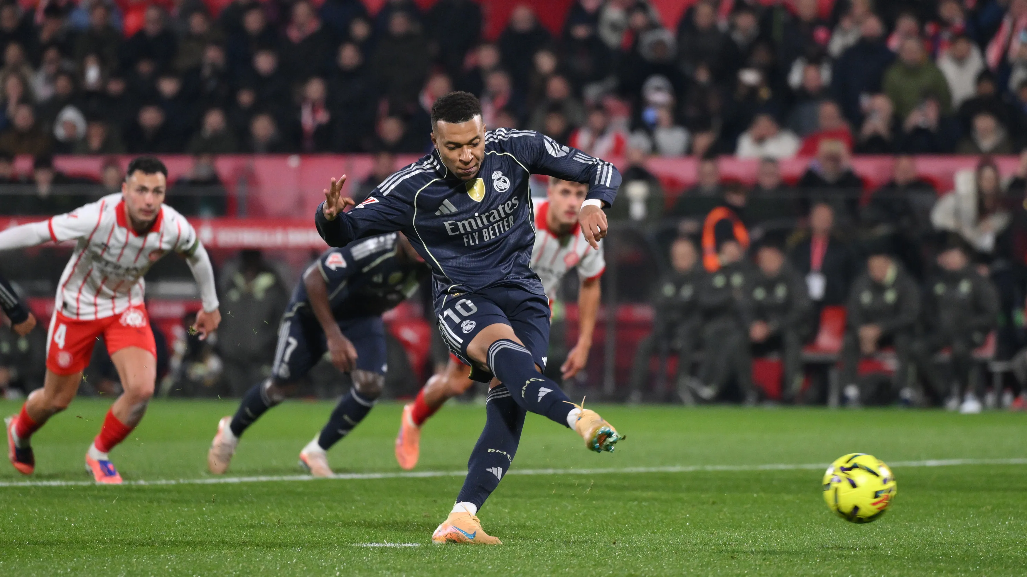 危机仍在！皇家马德里爆冷1：1遭保级队赫罗纳逼平北京时间12月1日凌晨四点，西