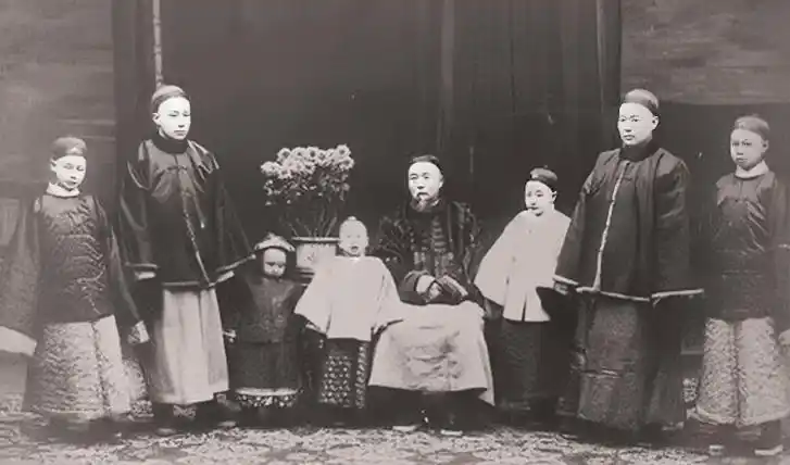 1953年，李鸿章的孙子李国烋，身着破烂衣服，踉跄着走到一个湖边，纵身一跃跳了进
