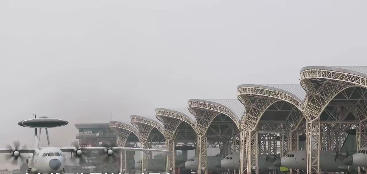 2、4、6……乖乖,不得了哇,就这一个镜头里,就有6架大型预警机,还都入了库!看