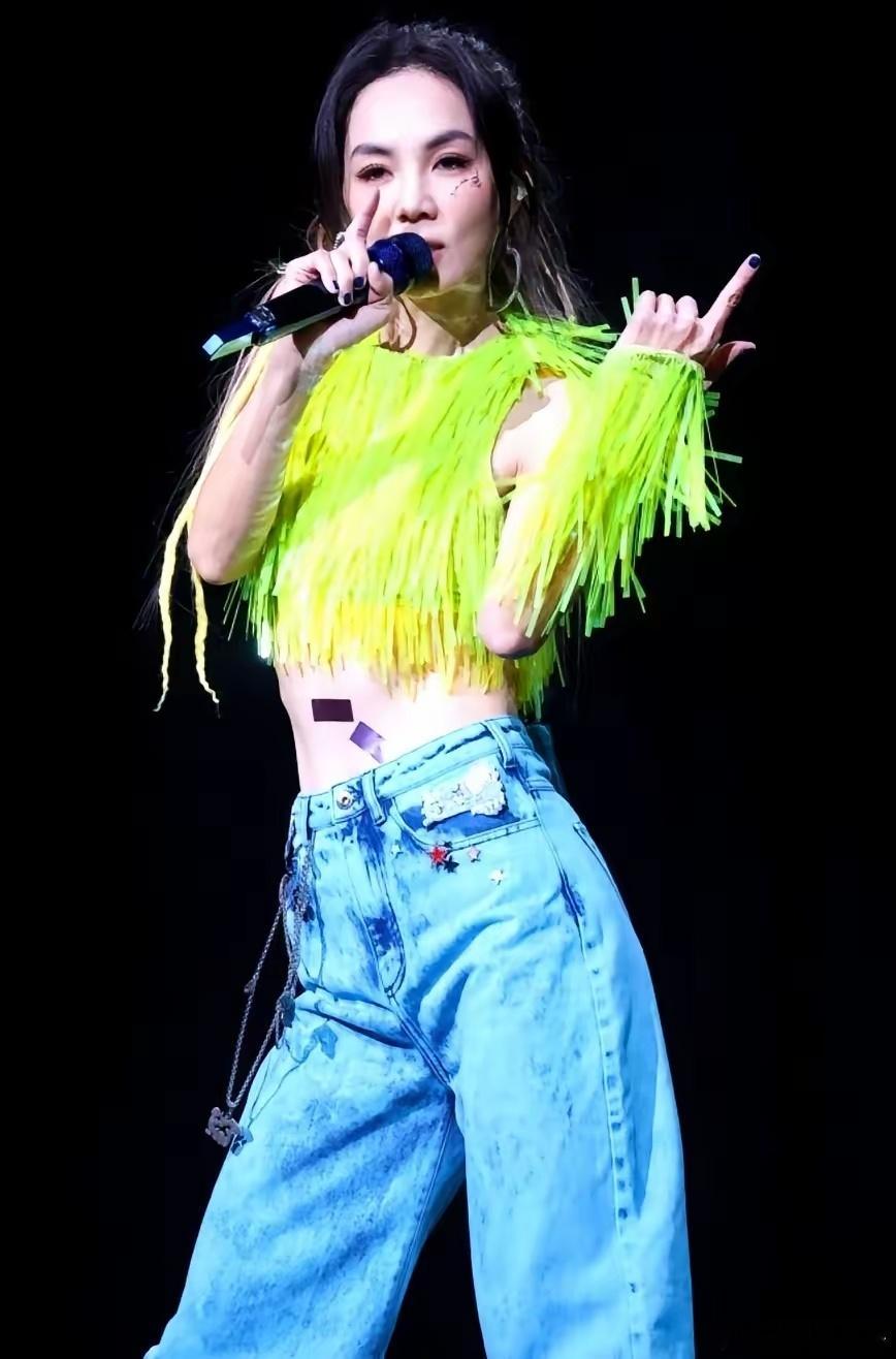 陈嘉桦说最好的相处是“没期待”。演唱会上她自己讲的，跟老公赖斯翔已经分房睡一个多