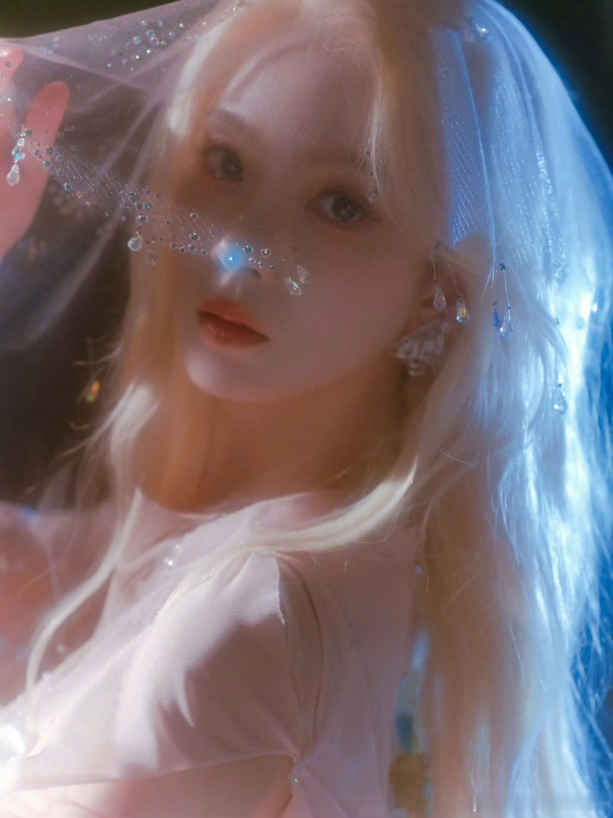 陈瑶金发美成啥了金发造型直接封神！陈瑶这头金色长发像洒了阳光，每根发丝都在书写