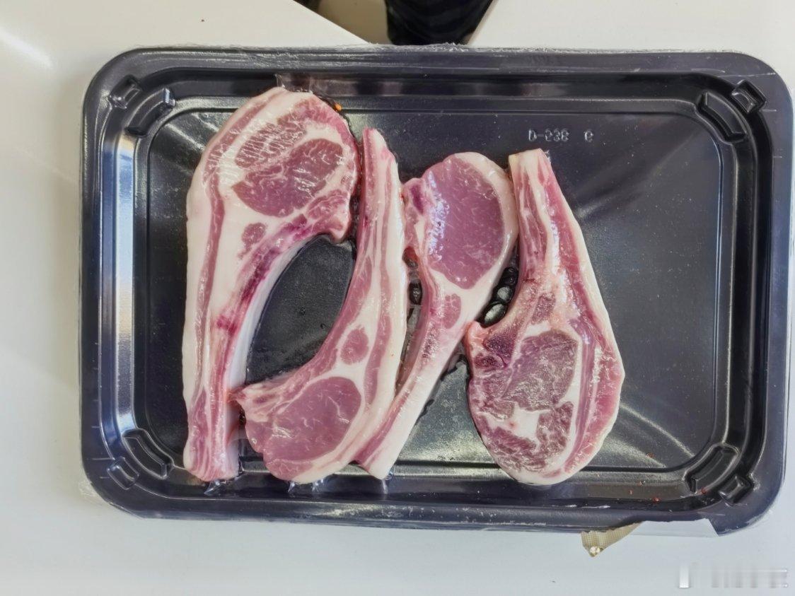 小小夜爱吃的烤羊排怎么弄:1.羊排提前一个晚上解冻（买的法式羊排）冲洗去血水，擦