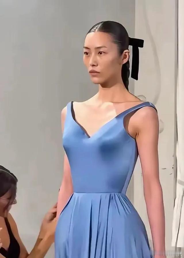 刘雯巴黎世家秀场翻车？衣服不合身，宛如“悬空衣架”！镜头中这么瘦，难以想象现实