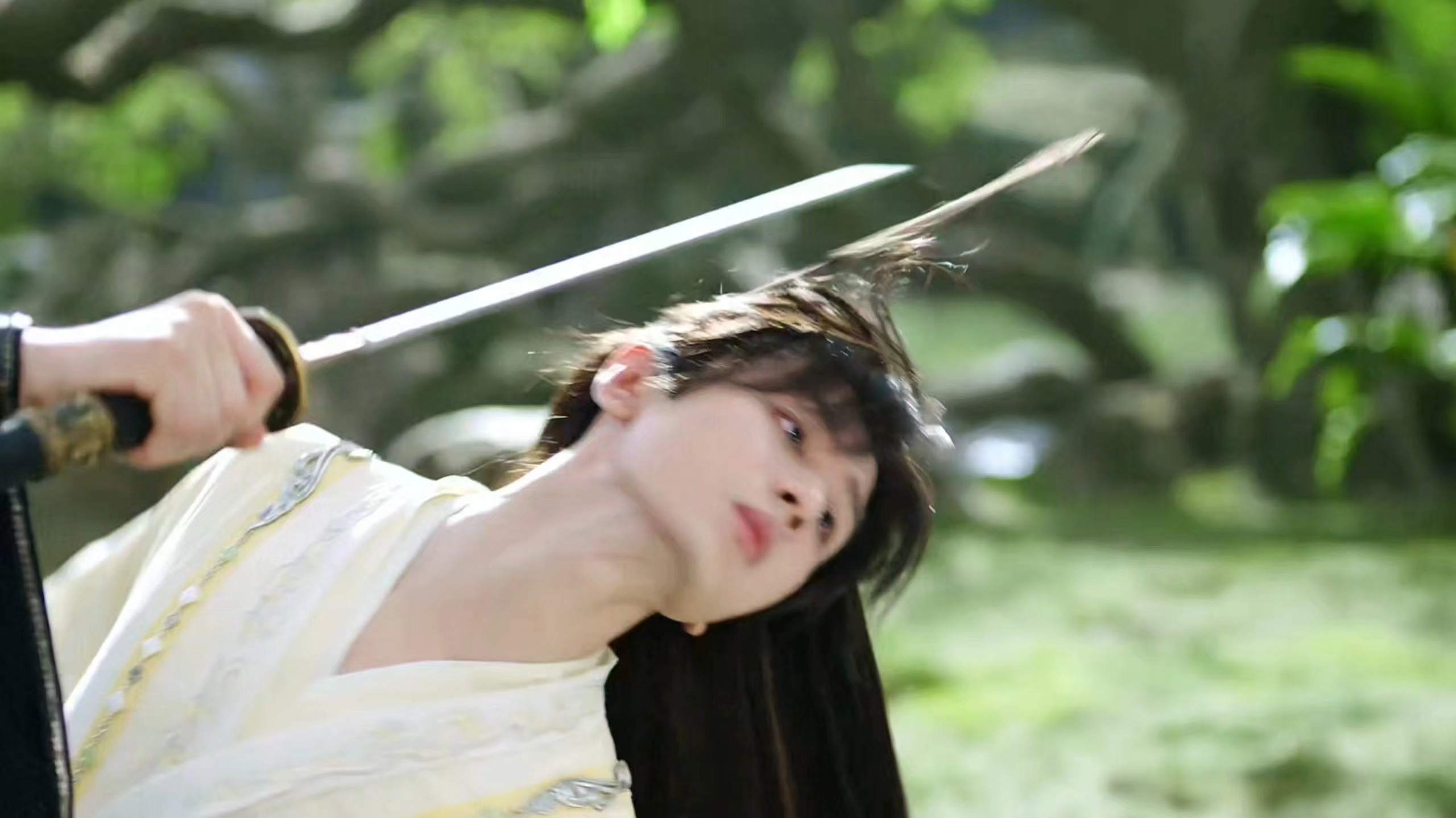 这样脸都不崩，成毅360℃拍的神！扛得住仰拍，俯拍，侧拍，各种角度，各种镜头，成