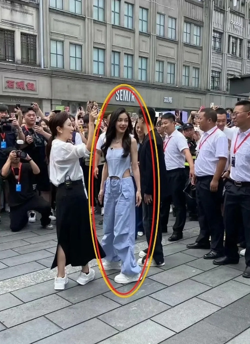 杨颖粉丝拍照都美若仙子，身材比例也很好。搞不懂黄晓明想啥呢。[捂脸哭][捂脸
