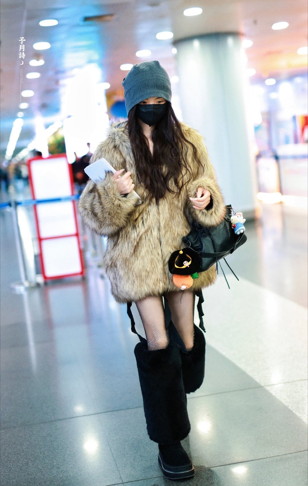 杨超越黑丝好瘦的腿啊，若隐若现的黑丝～