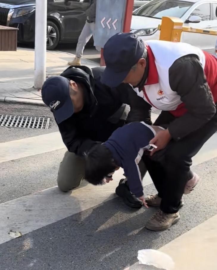 太幸运了！12月18日报道，滁州街头，一个小男孩攥着半截玉米，跟在妈妈身边边走边