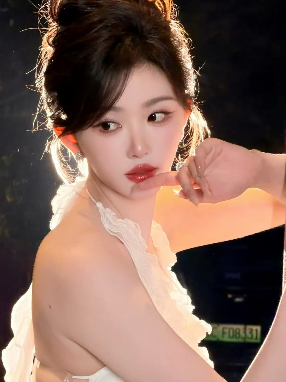 孔雪儿孔雪儿挂脖白纱裙孔雪儿直播造型，白纱裙青苹果，好美！孔雪儿一颗青苹果