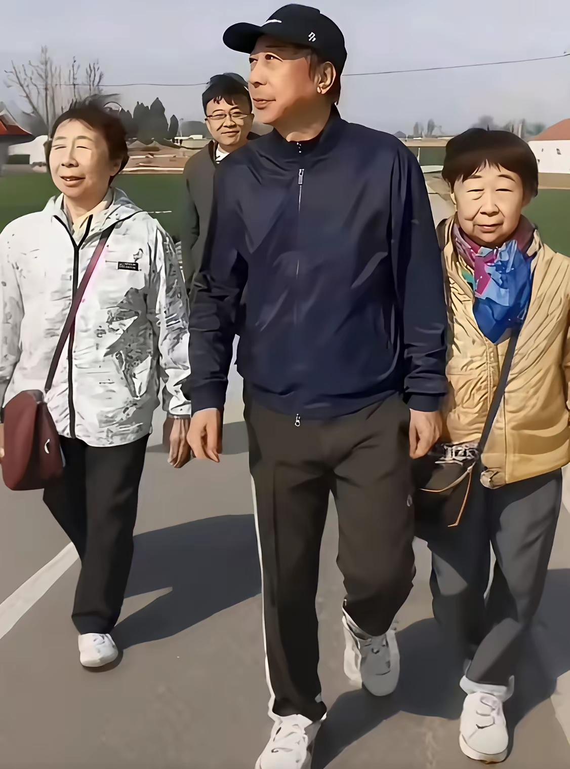 姐弟三人共用一张脸？他叫什么来着？