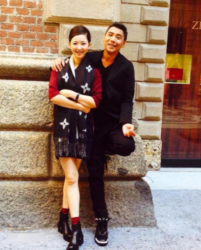 1989年，北京工体后台，屠洪刚刚唱完《霸王别姬》，嗓子干得冒火，反手就把整晚演