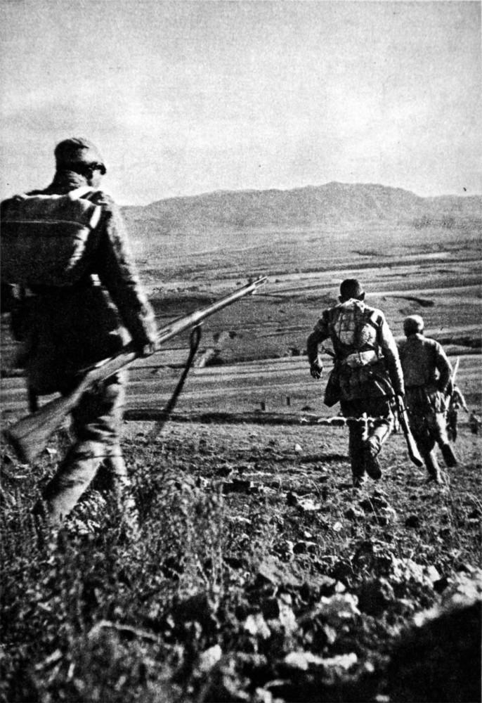 1946-1948三年，美国忙着抢英国的第一把交椅，苏联忙着收拾东欧和巴尔干。结
