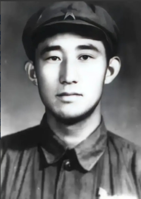 1949年，潜伏在敌人内部的地下党员吴荣森，已经引起了特务的怀疑，他察觉到危险后