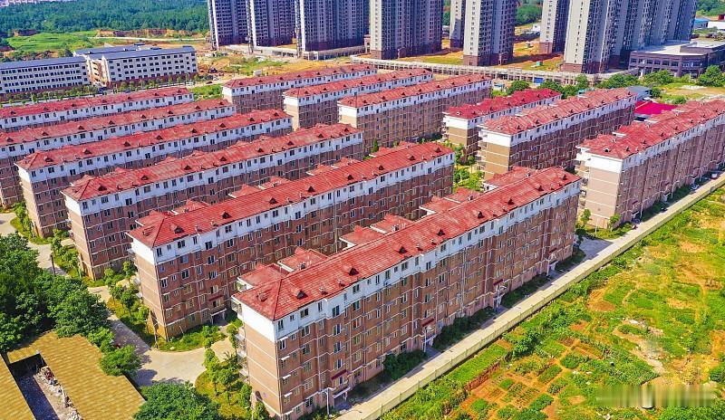 过去楼市搞棚改拆迁，能去库存，能把房价涨起来，那是因为棚改拆迁是拆掉了拆迁户的房
