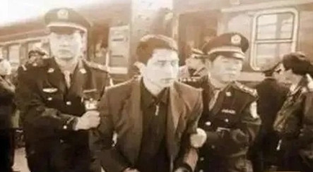 当年，刘晓庆去南京出差，遇到老朋友迟志强，一行几人把酒言欢，散场时，刘晓庆便问迟