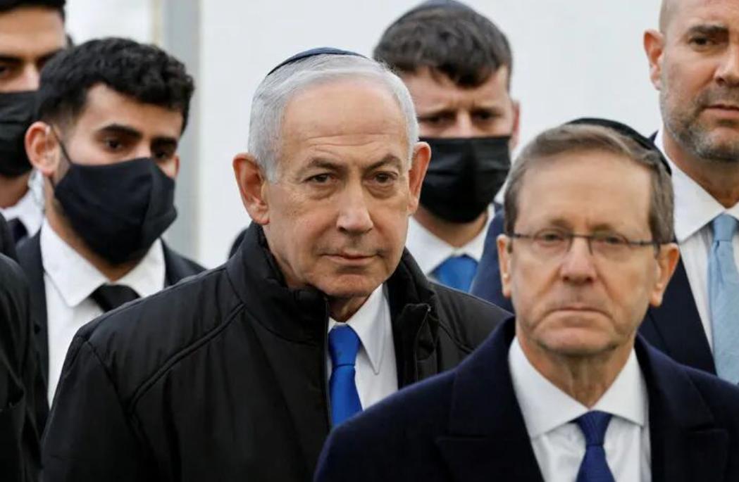 4月26日，特拉维夫哈比马广场爆发大规模反政府集会，民众高呼要求内塔尼亚胡下台，