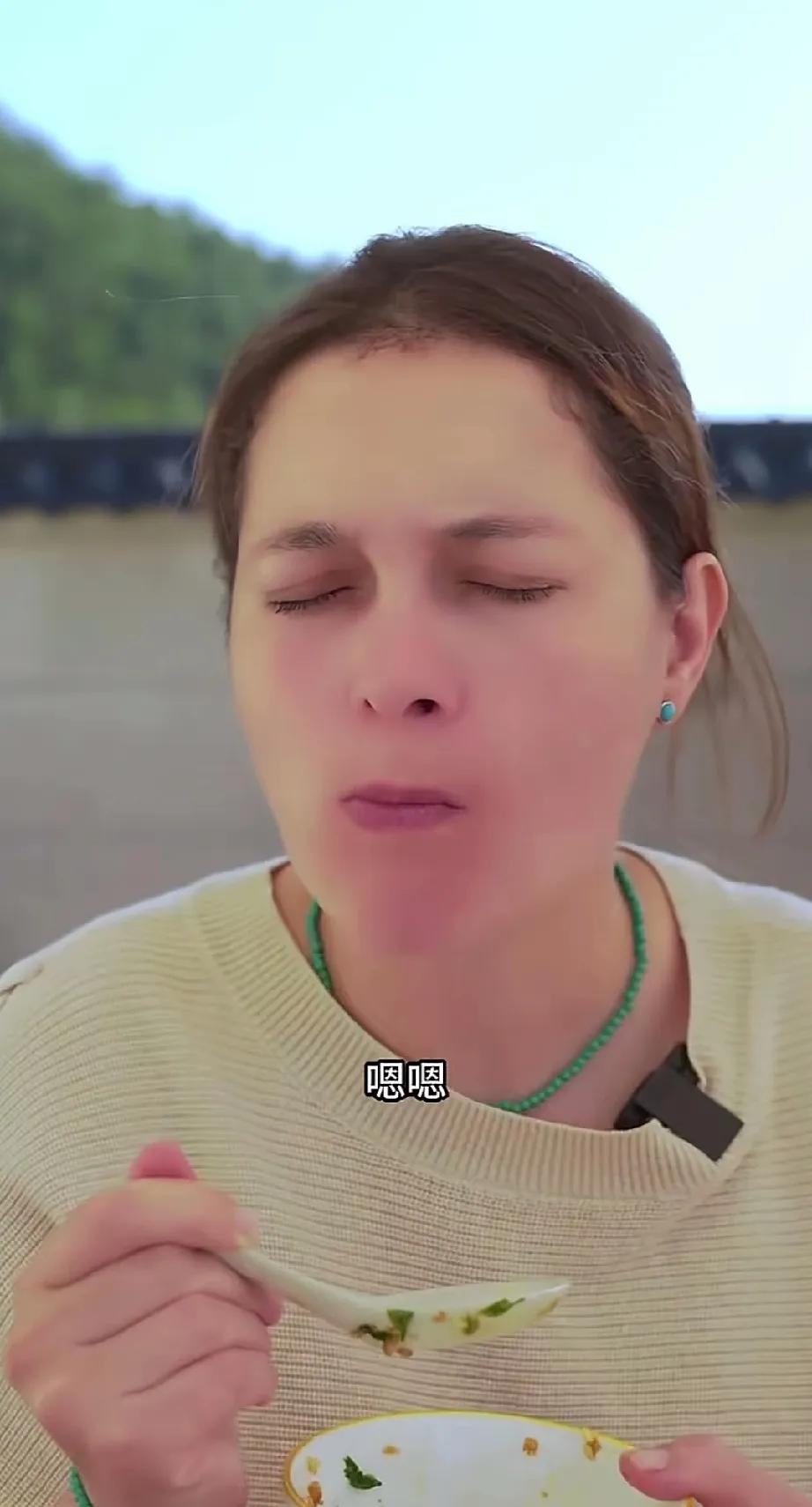 其实大家注意看，奇娜离世之前，她的身体是有征兆的！仔细看奇娜的眼睛，她的眼睛内
