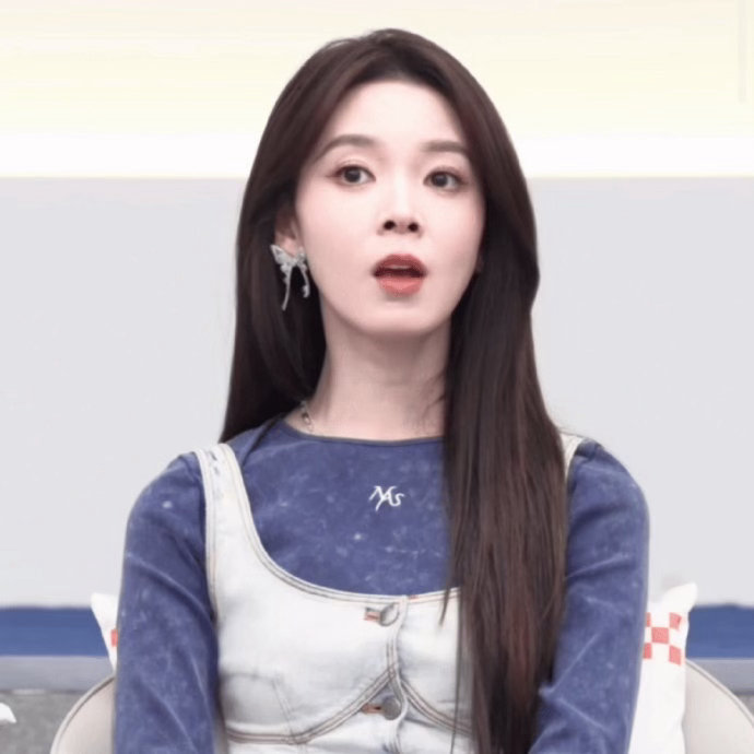 陈瑶直拍黑长直发真的很适合陈瑶，衬得她皮肤白到发光。后台直拍里她没有刻意摆动作