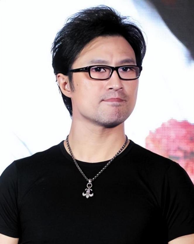 2005年，葛荟婕被汪峰赶出家门，她苦苦哀求汪峰：“我好歹给你生了个孩子，你多少