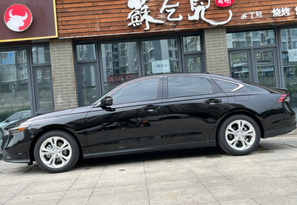 雅阁17个多不香吗？1外观：我感觉还是好看（除了尾部），主要可能是后面的标太小