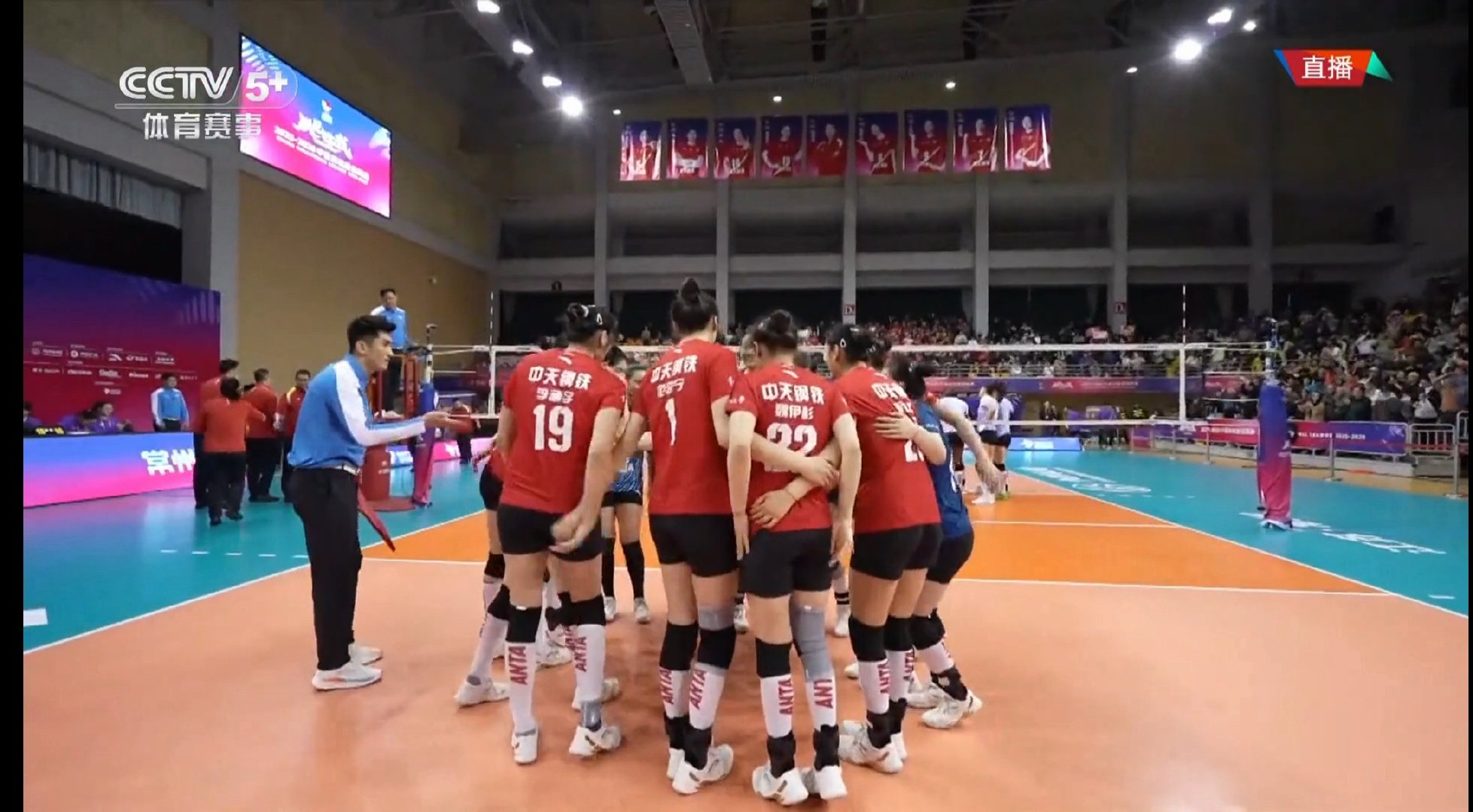 今天的金局绝对是收视率打法天津在9-14落后时换上陈鹤心冲击发球，一度将比分追至