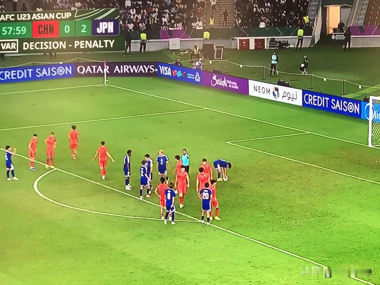 日本队像踢业余小孩一样，马上要3:0了！可以肯定再不换人，这场决赛将是丑陋的。大