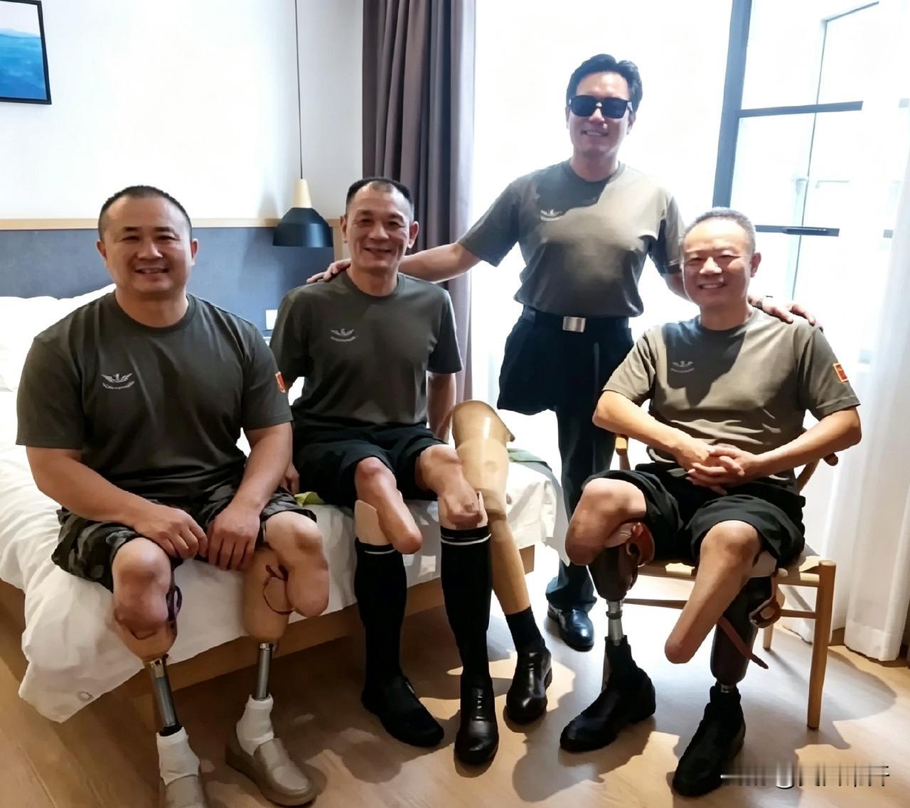 瞧这几位大哥，当年在自卫反击战中把两条腿都搭进去了。如今哥几个好不容易聚在一起，