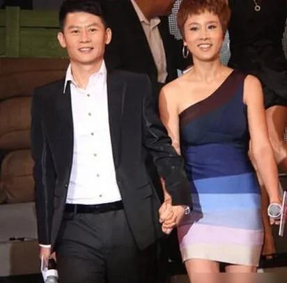 怪不得《六姊妹》中的老四女婿要选李健，导演真用心了！李健，军人家庭，遗传爸爸