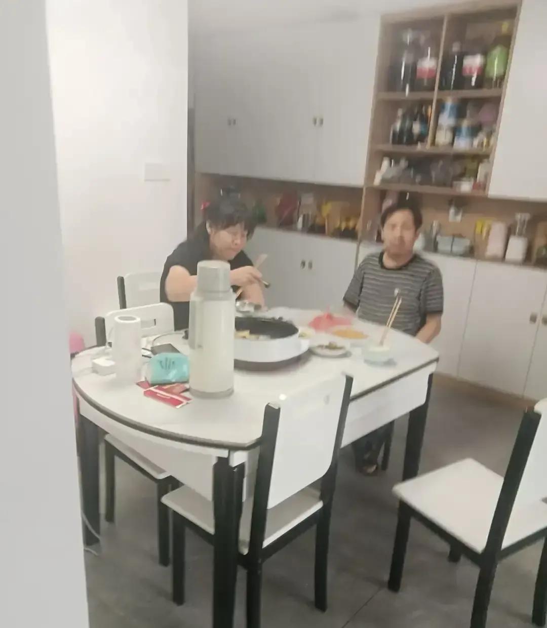 江苏一女子被老公宠了12年，月零花一万，家务全包，她嫌日子太平淡，硬把婚离了，还