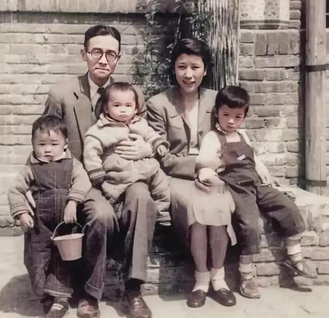 照片中这个年长的老者。是我国著名建筑学家梁思成，旁边是他美丽的儿媳妇周如枚。