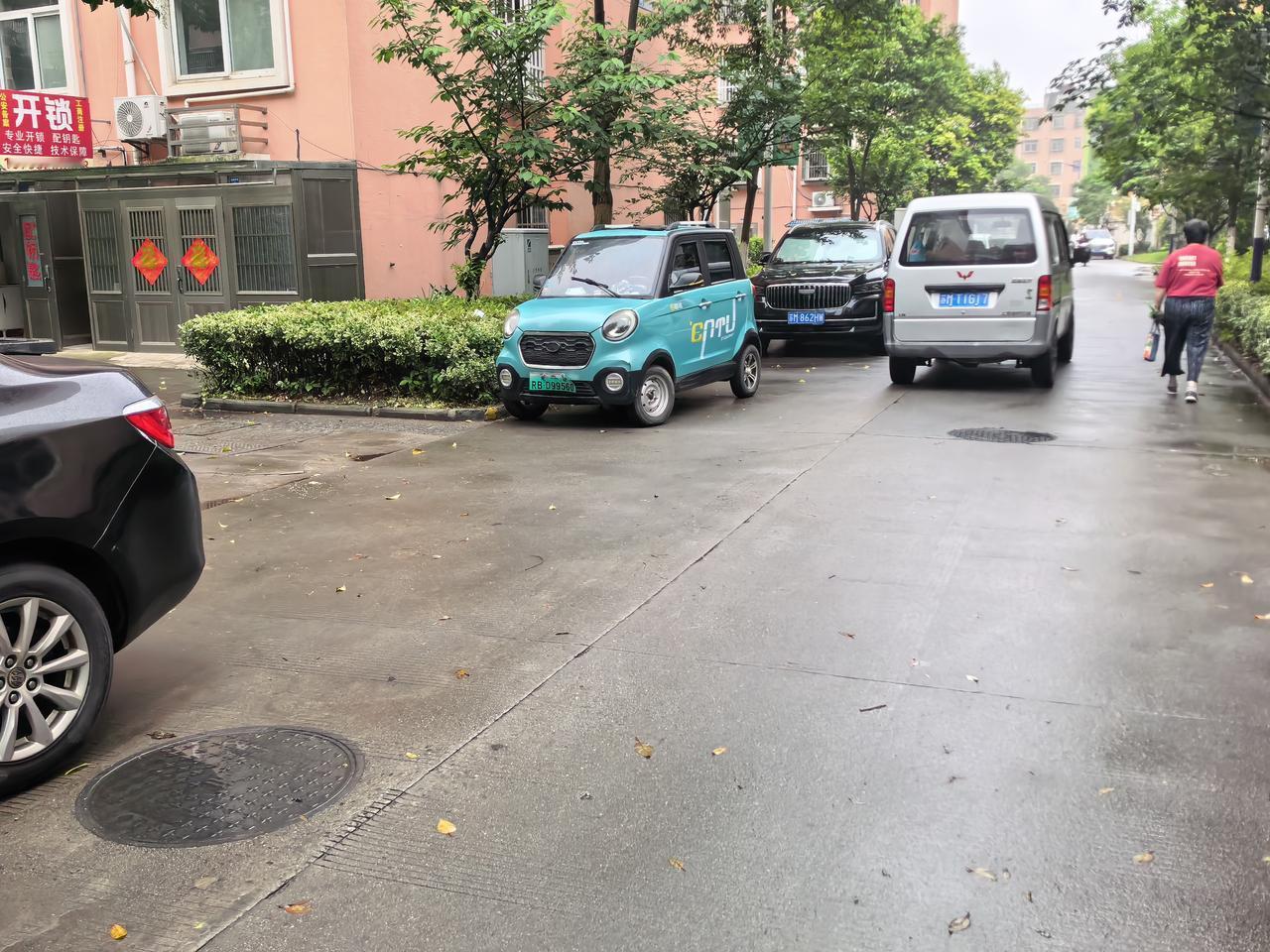 真不知道这物业的作用是干嘛的？养了一群无所事事不管事的人，国家工资是多到用不完了