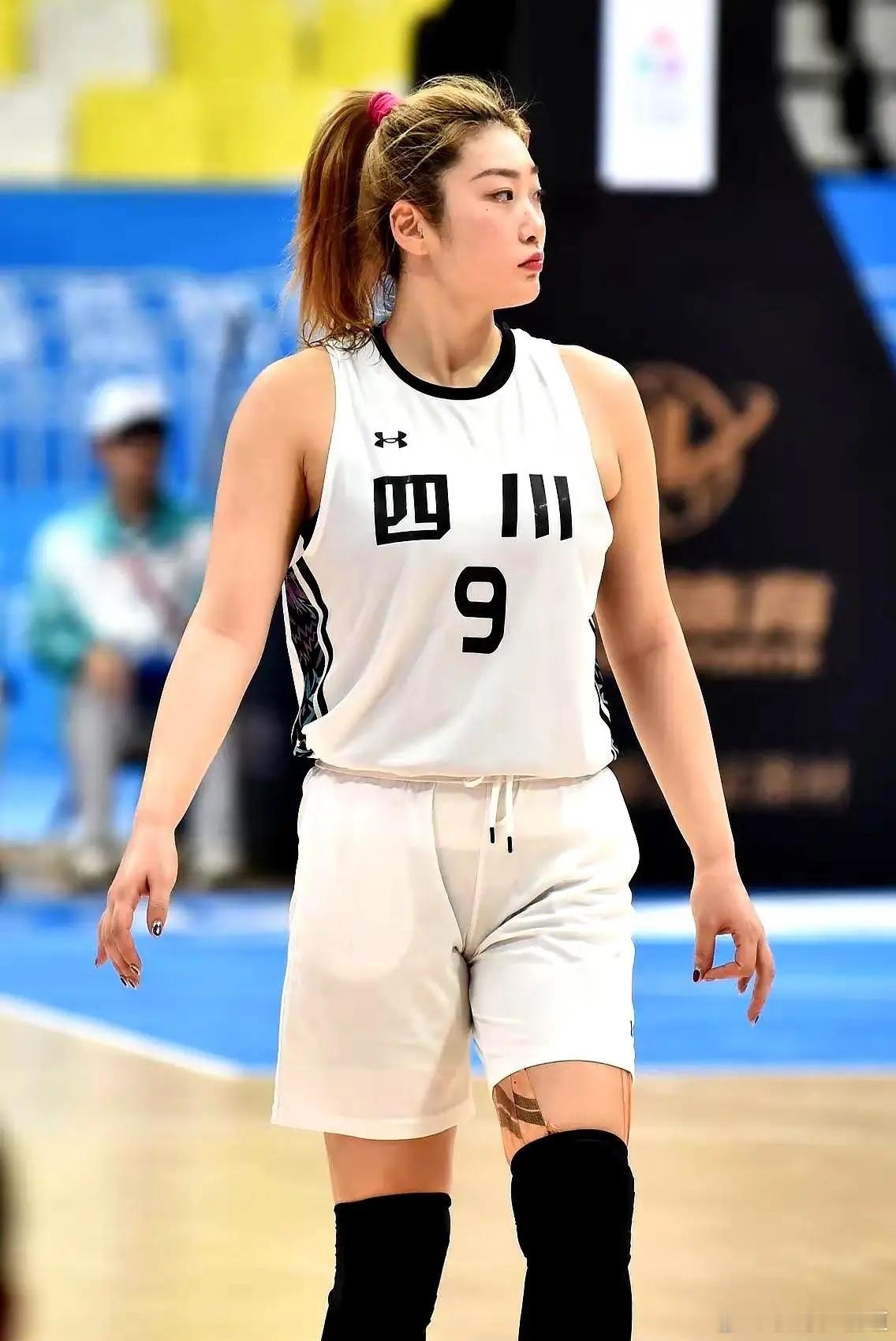 输球就把锅全甩给教练？这事得拎清楚。四川女篮输给广东拿不了冠军，不是教练一个人的