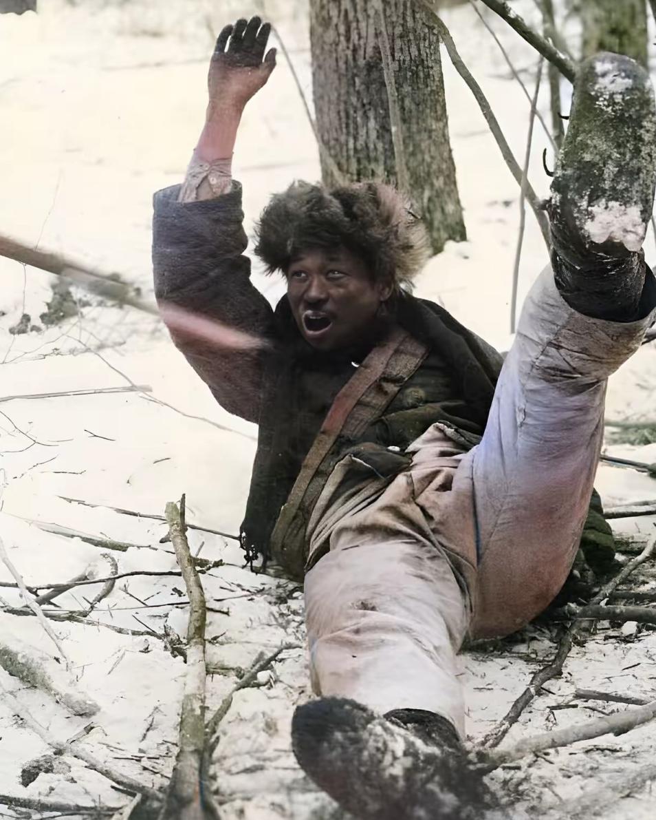 这是日本鬼子在一瞬间拍下来的照片，照片中的这个人，是东北的抗日英雄，在跟日本鬼子