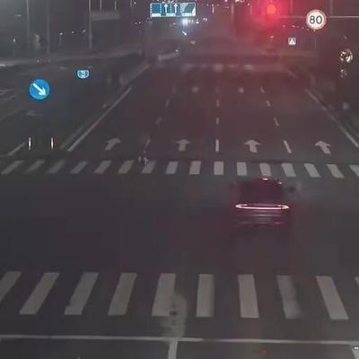 "真是糊涂！"7月25日报道，浙江，一女子轻信谣言，以为临时车牌是新车最后的"狂