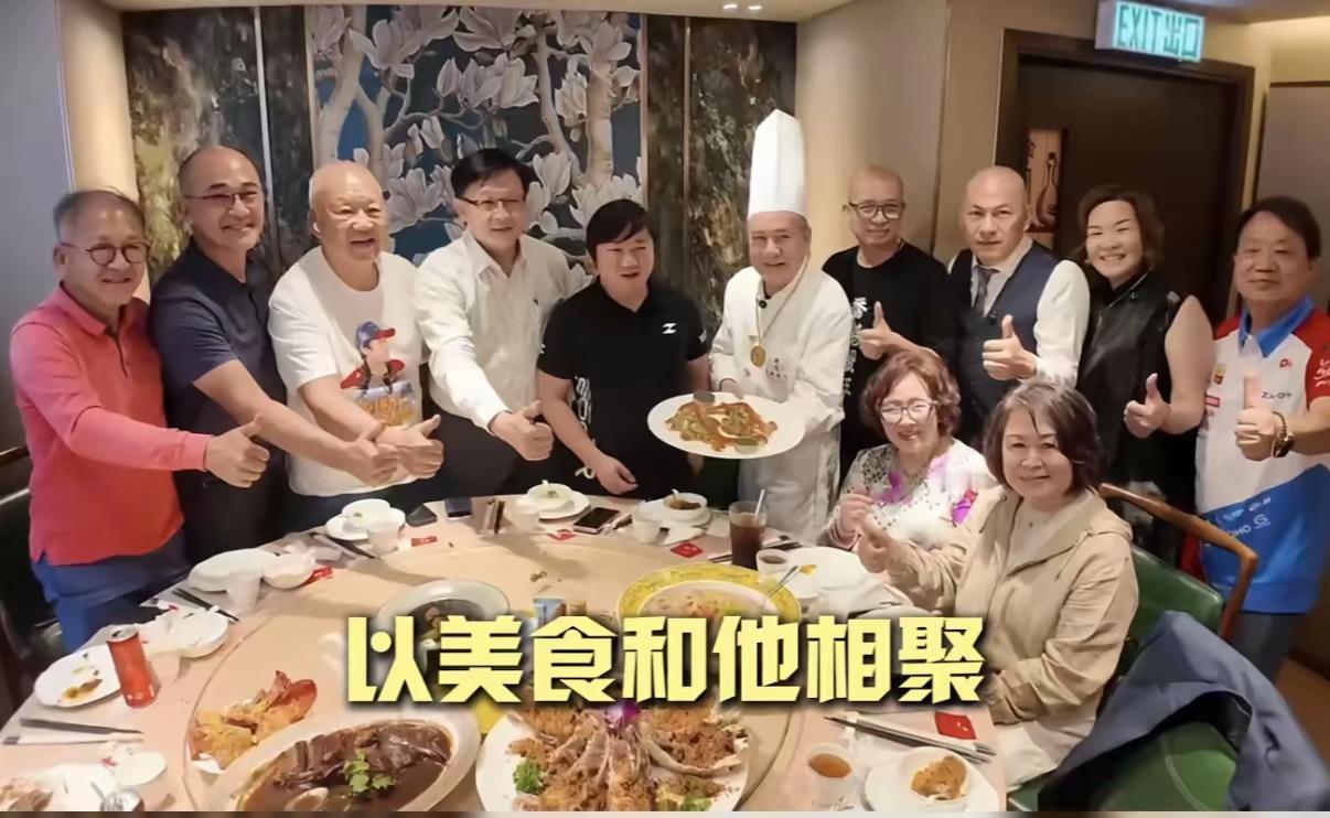 张雪前往香港交车，受到李锦记大家长的宴请款待，食神戴龙亲自为其烹饪美食，待遇非同