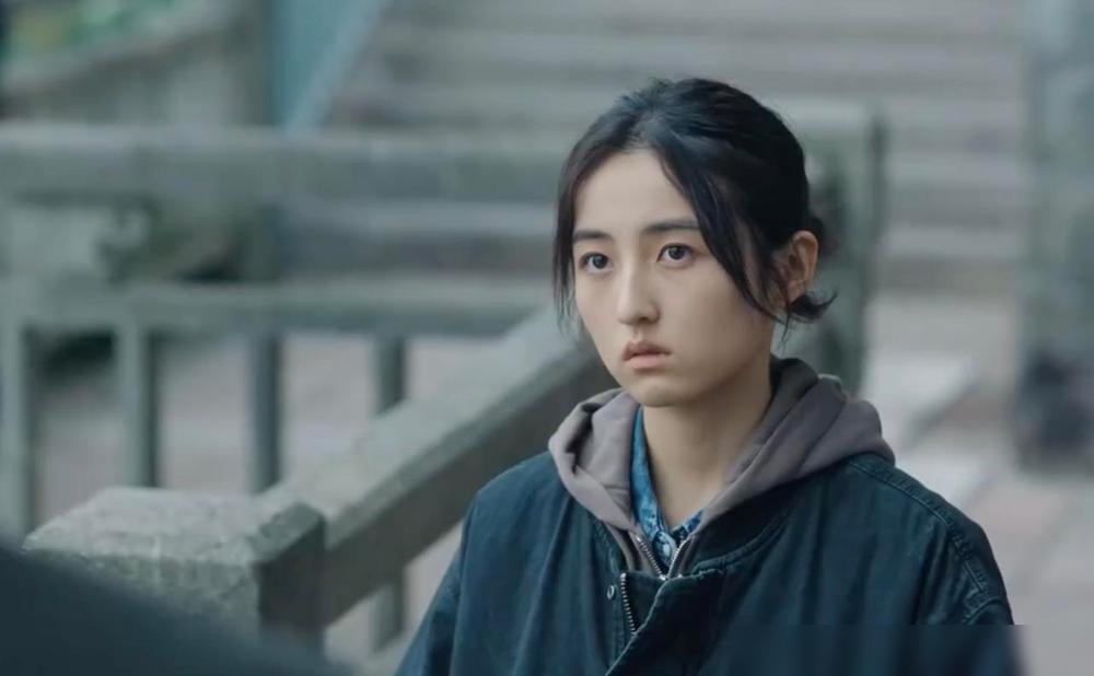 翻拍《我的大叔》这事儿，简直是在观众的审美雷区上蹦迪。张子枫那张全脸写着“莫