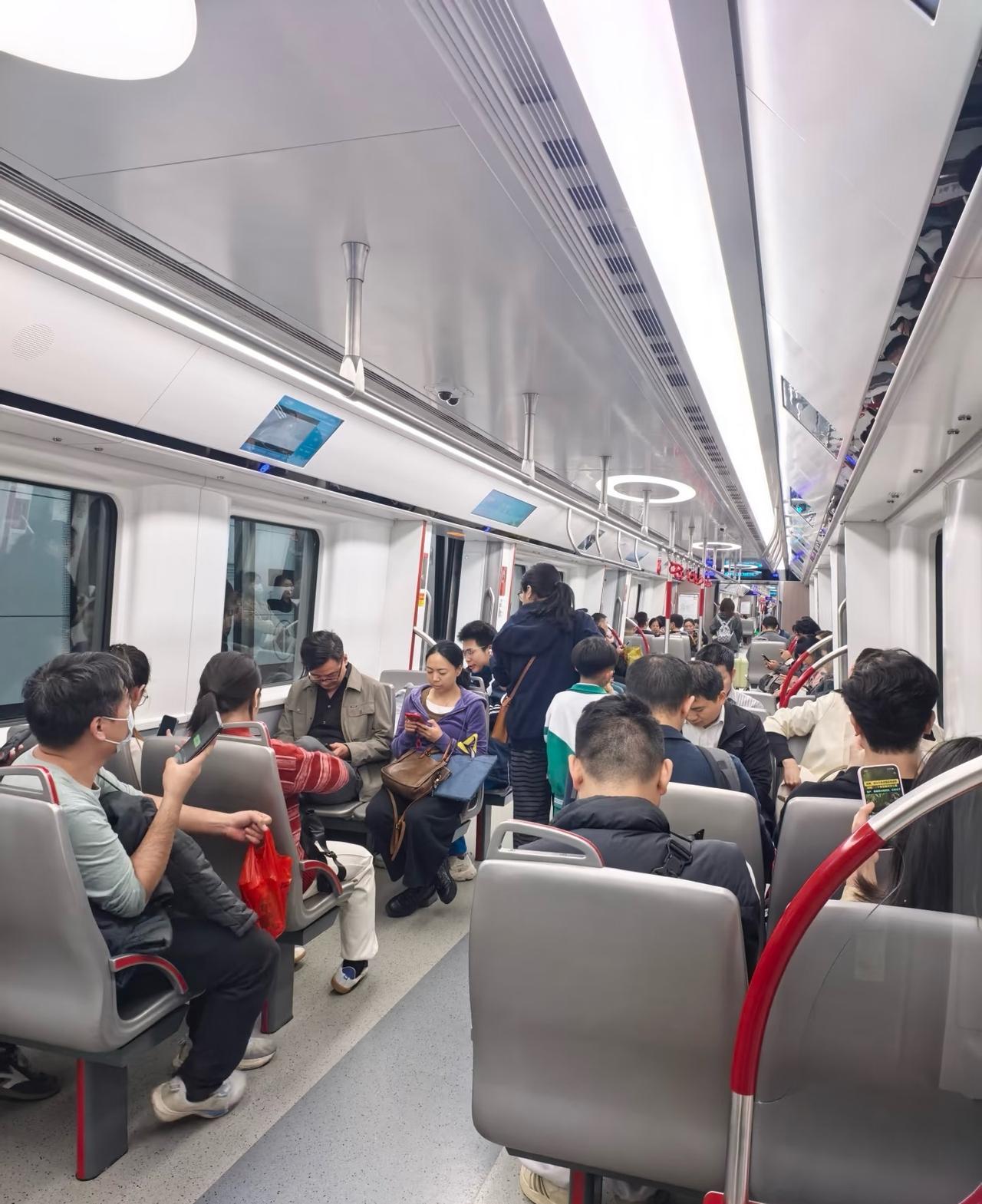 广州地铁22号线人真不多。2025年最后一天，地铁2号线挤不上去。果断1号线