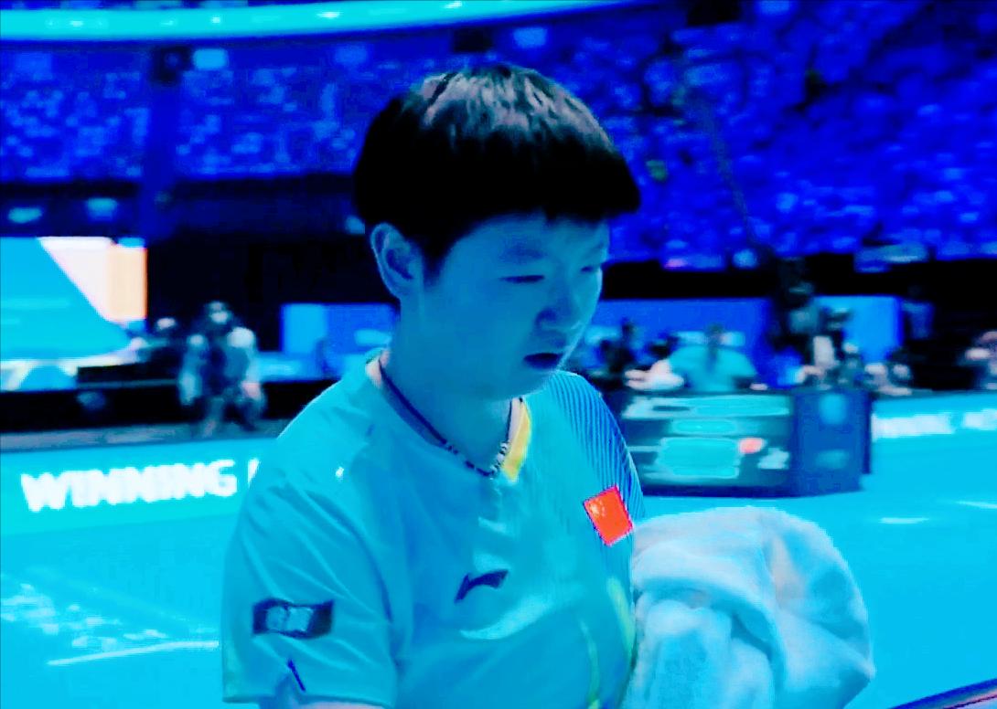 警惕！孙颖莎在三局10:4拿到赛点的时候，连续三个失误球，侯英超解说时，也