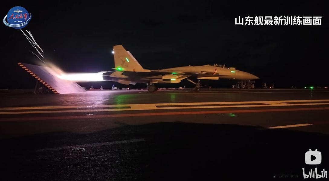 夜深了，歼-15T在山东舰上准备滑跃起飞！这会挡板还没有放下，歼-15T的发动机