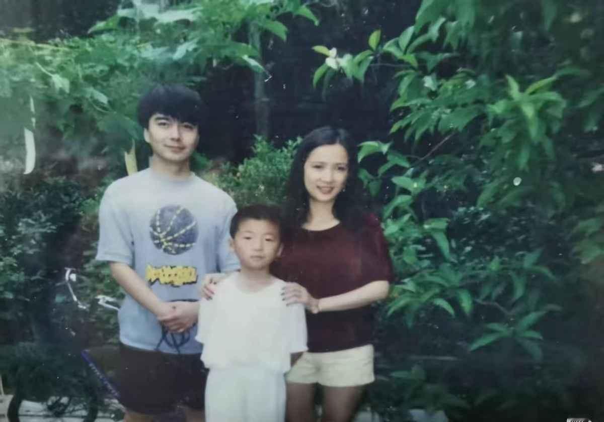 许亚军说希望妻子在家相夫教子，可他第二任妻子当全职太太时，他在剧组和何晴好上了。